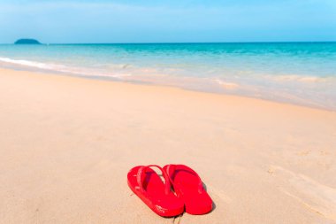 Kumsal, deniz ve gökyüzü güneşli bir günde