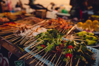 Phuket Adası 'ndaki sokak yemekleri, şişler ve mangal.