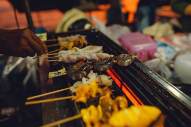 Phuket Adası 'ndaki sokak yemekleri, şişler ve mangal.