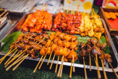 Phuket Adası 'ndaki sokak yemekleri, şişler ve mangal.