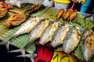 Phuket caddesindeki markette taze deniz ürünleri.