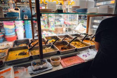 Adadaki bir sokak tezgahında pirinç ve köri