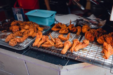 Kızarmış tavuk adanın sokaklarında satılıyor.