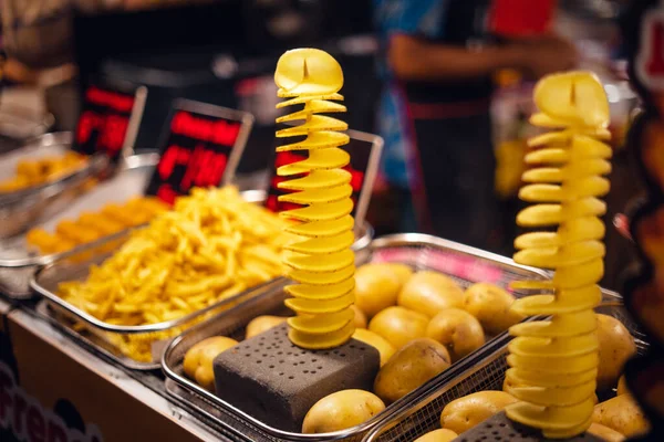 Spiraalvormige Aardappelen Een Nachtmarkt — Stockfoto