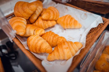 Fırında taze ekmek sergileniyor. Yüksek açılı ekmek manzaralı.