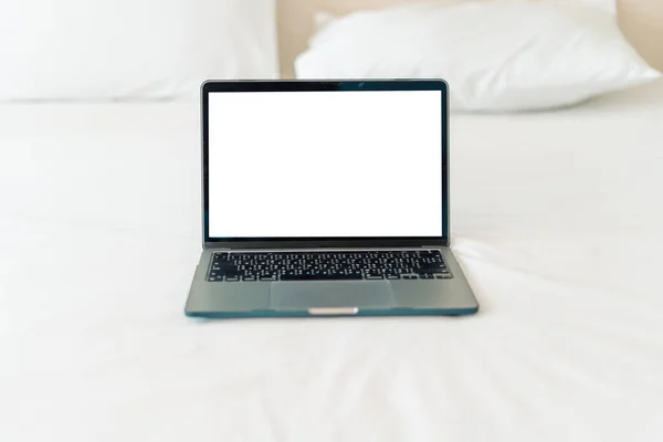 Biała Kobieta Leżąca Łóżku Przy Użyciu Laptopa Laptop Pustym Łóżku — Zdjęcie stockowe