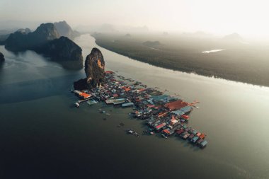 Denizin ve kayanın ortasındaki balıkçı köyü, Koh Panyee 