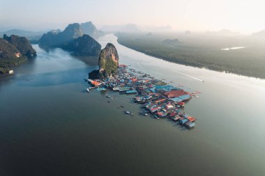 Denizin ve kayanın ortasındaki balıkçı köyü, Koh Panyee 