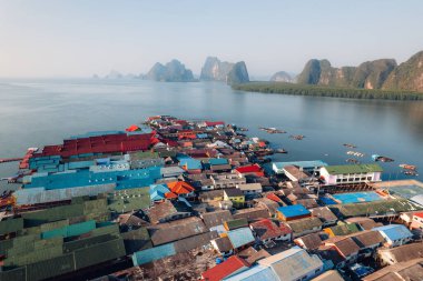 Denizin ve kayanın ortasındaki balıkçı köyü, Koh Panyee 