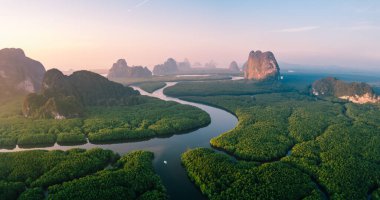 Denize ve Phang Nga Körfezi 'ne uzun kuyruklu bir tekne yolculuğu yap.