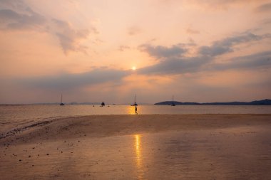 Railay plajı, Krabi vilayeti, gün batımında kumsal manzarası.