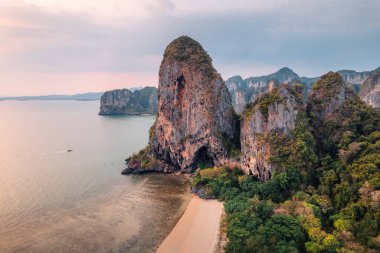 Railay plajı, Krabi vilayeti, gün batımında kumsal manzarası.