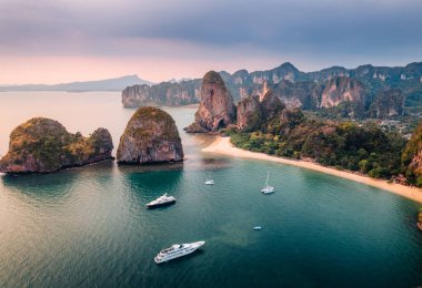 Railay plajı, Krabi vilayeti, gün batımında kumsal manzarası.