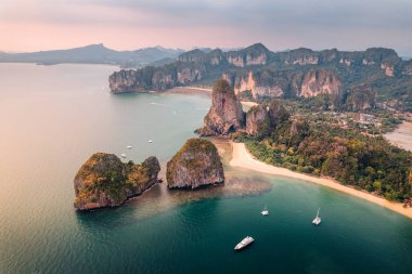 Railay plajı, Krabi vilayeti, gün batımında kumsal manzarası.