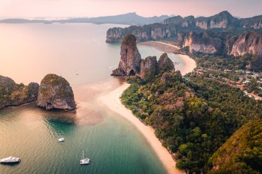 Railay plajı, Krabi vilayeti, gün batımında kumsal manzarası.