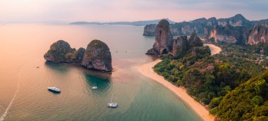 Railay plajı, Krabi vilayeti, gün batımında kumsal manzarası.