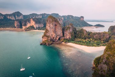 Railay plajı, Krabi vilayeti, gün batımında kumsal manzarası.
