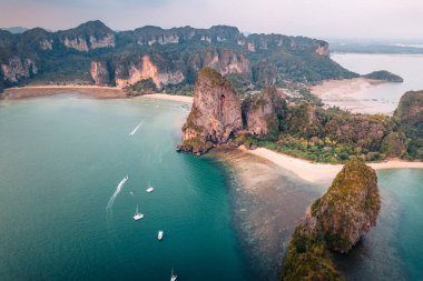 Railay plajı, Krabi vilayeti, gün batımında kumsal manzarası.