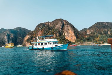 Phi Phi adalarında uzun kuyruklu tekneyle seyahat etmek, yazın adada.