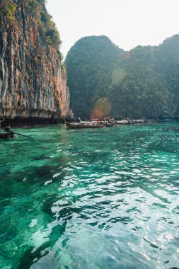 Phi Phi adalarında uzun kuyruklu tekneyle seyahat etmek, yazın adada.