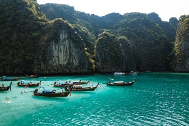 Phi Phi adalarında uzun kuyruklu tekneyle seyahat etmek, yazın adada.
