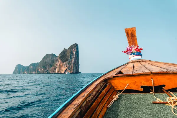 Perjalanan Dengan Perahu Panjang Ekor Pulau Phi Phi Pada Musim — Stok Foto
