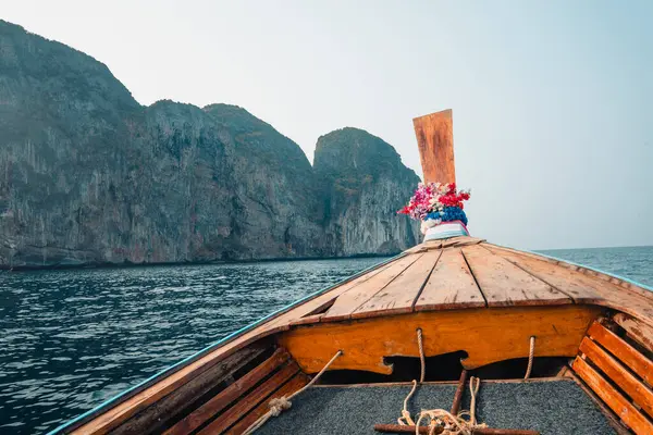 Perjalanan Dengan Perahu Panjang Ekor Pulau Phi Phi Pada Musim — Stok Foto