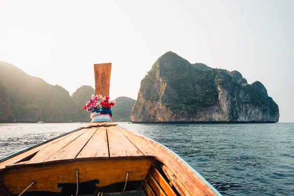 Phi Phi Adalarında Uzun Kuyruklu Tekneyle Seyahat Etmek Yazın Adada — Stok fotoğraf
