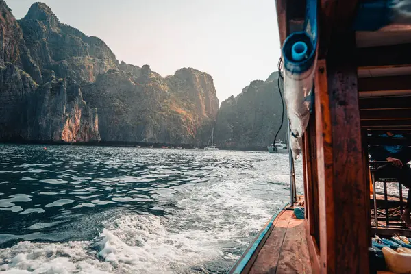 Matkustaa Longtail Veneellä Phi Phi Saarilla Kesällä Saarella — kuvapankkivalokuva