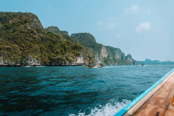 Matkustaa Longtail Veneellä Phi Phi Saarilla Kesällä Saarella — kuvapankkivalokuva