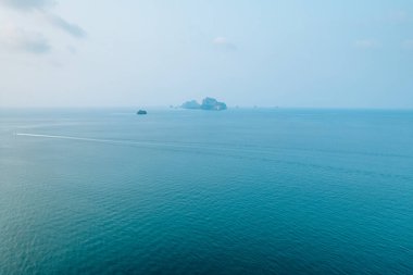 Tropikal deniz ve sahil kayalık dağ adasıyla