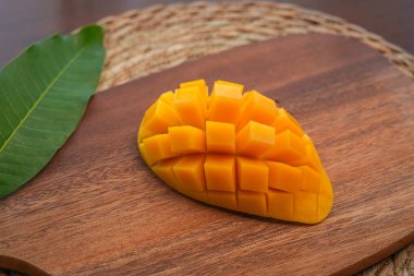 Ahşap masa üzerinde lezzetli taze mango ile Kurulu