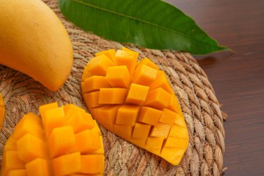 Ahşap masa üzerinde lezzetli taze mango ile Kurulu