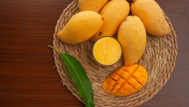 Ahşap masa üzerinde lezzetli taze mango ile Kurulu