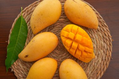 Ahşap masa üzerinde lezzetli taze mango ile Kurulu