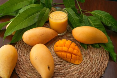 Ahşap masa üzerinde lezzetli taze mango ile Kurulu