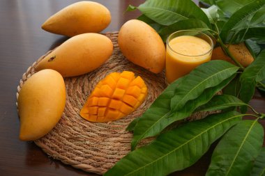 Ahşap masa üzerinde lezzetli taze mango ile Kurulu