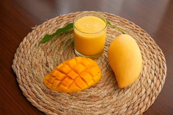 Bräda Med Välsmakande Färsk Mango Träbord — Stockfoto