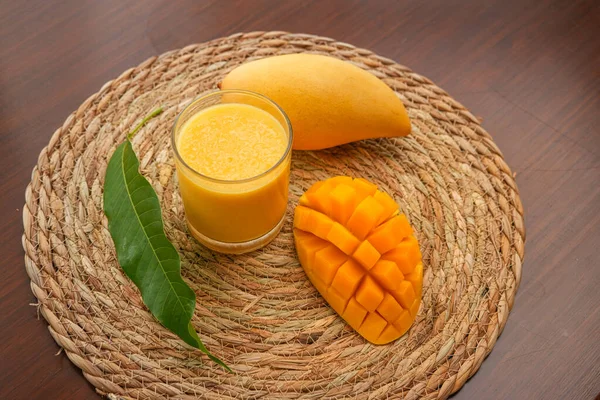 Bräda Med Välsmakande Färsk Mango Träbord — Stockfoto