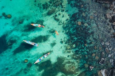 Koh Tao adası ve Koh Tao 'da açık denizde uzun kuyruklu tekne.