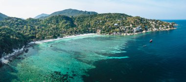 Koh Tao adası ve Koh Tao 'da açık denizde uzun kuyruklu tekne.