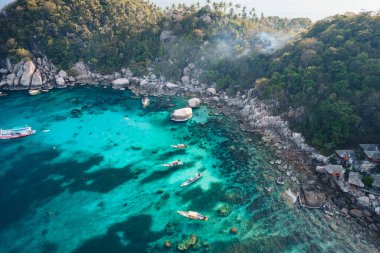 Koh Tao adası ve Koh Tao 'da açık denizde uzun kuyruklu tekne.