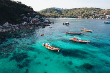 Koh Tao adası ve Koh Tao 'da açık denizde uzun kuyruklu tekne.