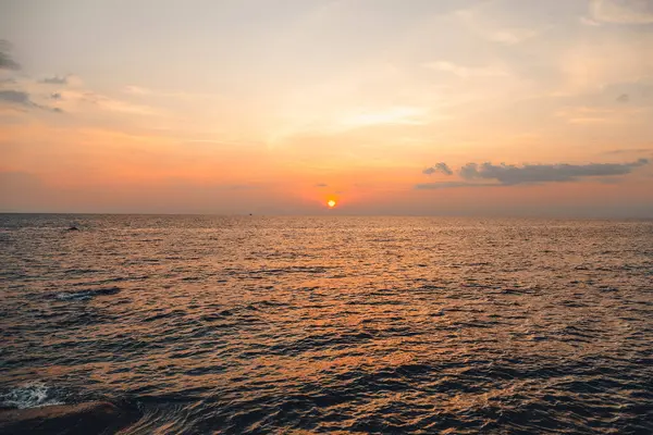 Sonnenuntergang Auf See Kohtao Thailand Frau Beobachtet Den Sonnenuntergang — Stockfoto