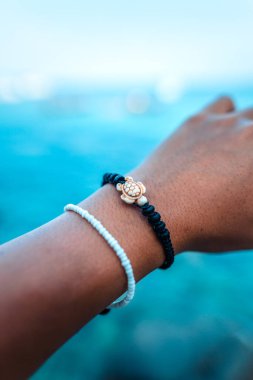 Yaz travması konsepti plaj hatıra bileziği, adada bir bilezik.