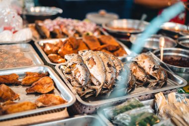 Tayland 'daki markette sokak yemekleri
