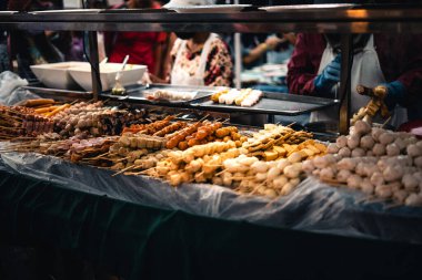 Tayland 'daki markette sokak yemekleri