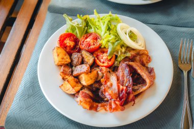Kahvaltıyı restoranda, kahvaltıyı oteldeki masada yaparız.
