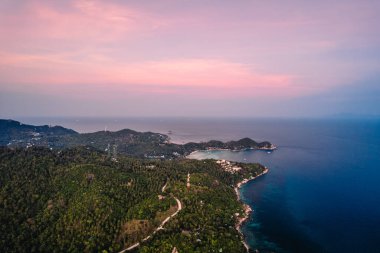 Akşamları Koh Tao 'nun yüksek açılı manzarası.