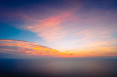 Akşamları Koh Tao 'nun yüksek açılı manzarası.